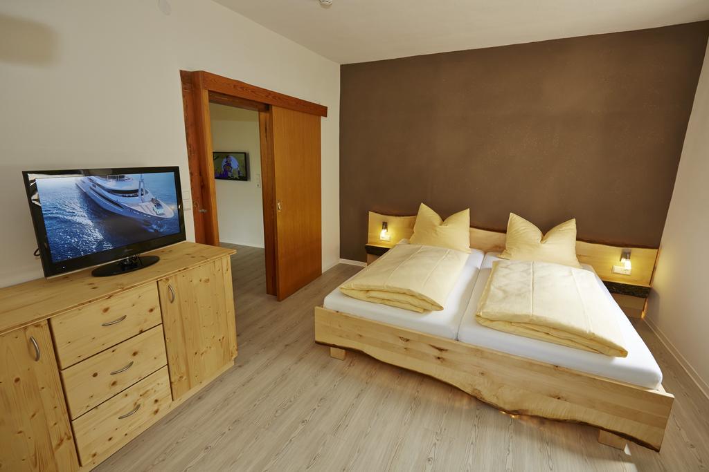 Urlaubsreiterhof Trunk Apartment Igersheim Bagian luar foto